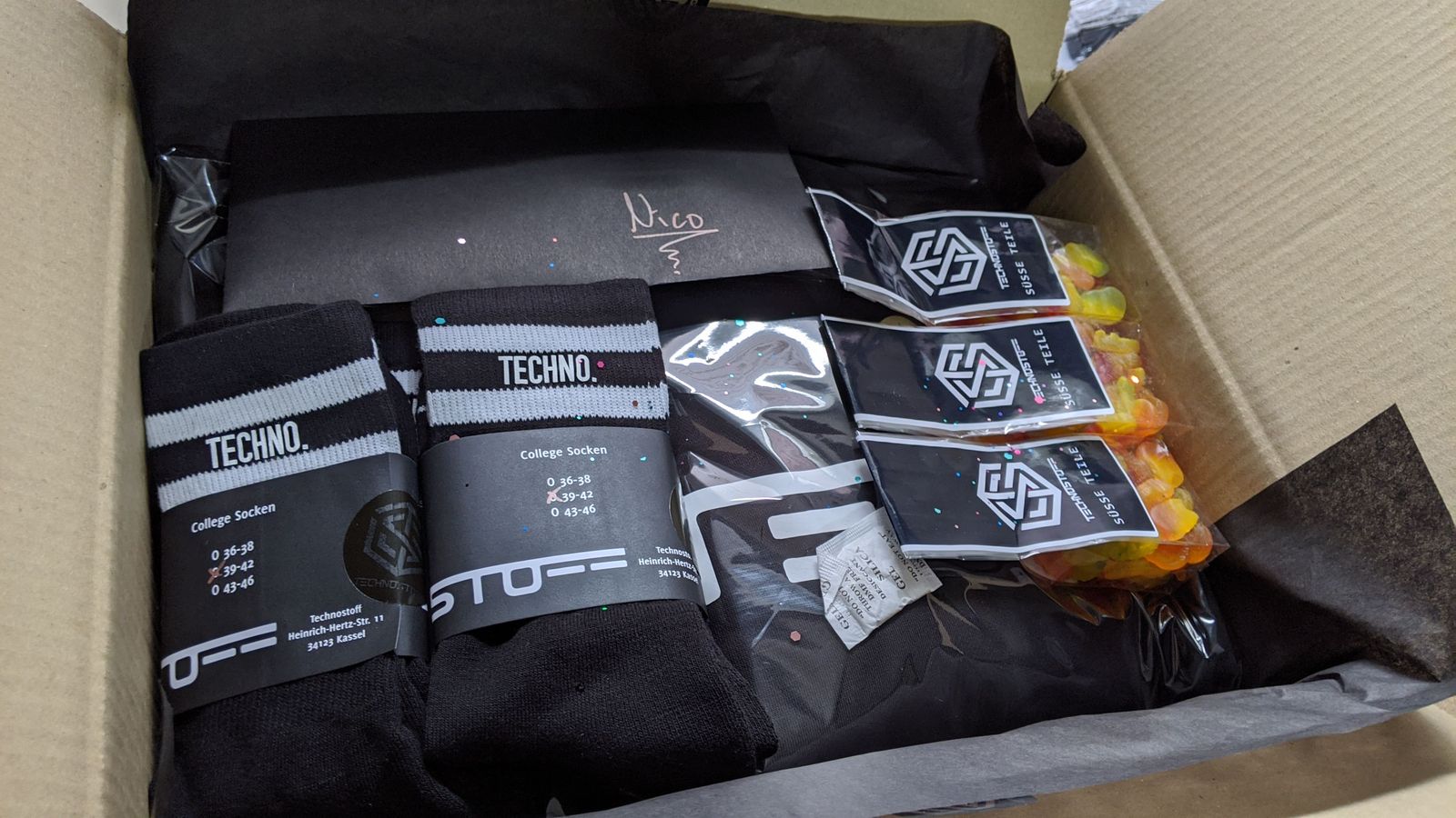 Versandkarton mit Markenverpackung, so wie er auch bei Partner-Shops beim Endkunden ankommt – Dropshipping von Stoff3 Kassel